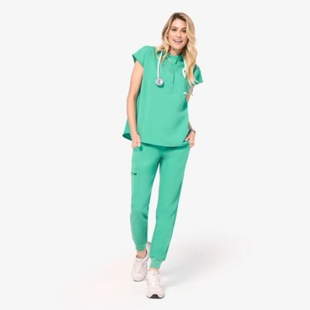 NWOT Figs scrub set in surgical green!